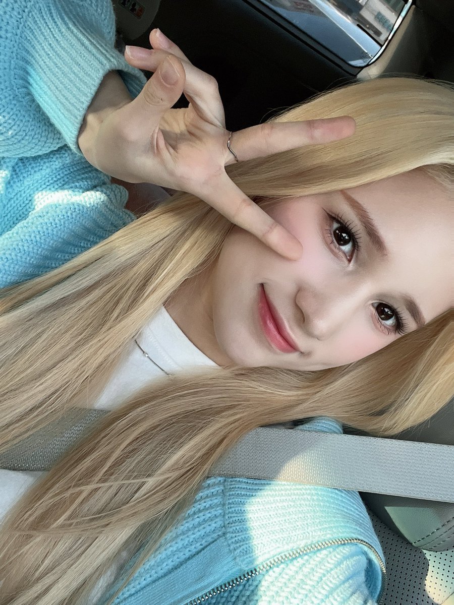 thinkinghiyyih's tweet photo. blue color suits for her https://t.co/fM8gl3mS5C