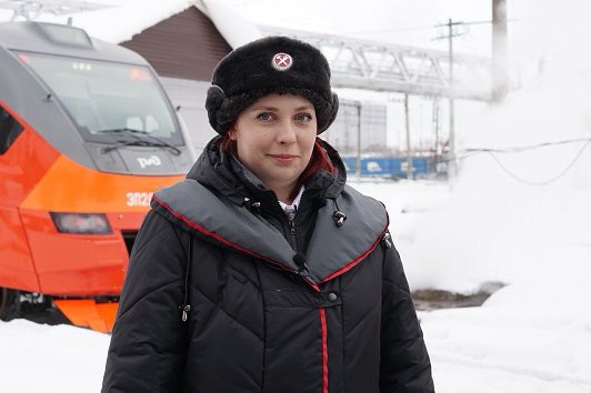 👩🏻‍✈️💬 «Сделаю всё, чтобы оправдать возложенные надежды».

✅ Первая в стране женщина – машинист электропоезда Алёна Миронова с детства мечтала работать на железной дороге☝️именно машинистом. И она сделала всё, чтобы эта мечта осуществилась: gudok.ru/content/sociat…