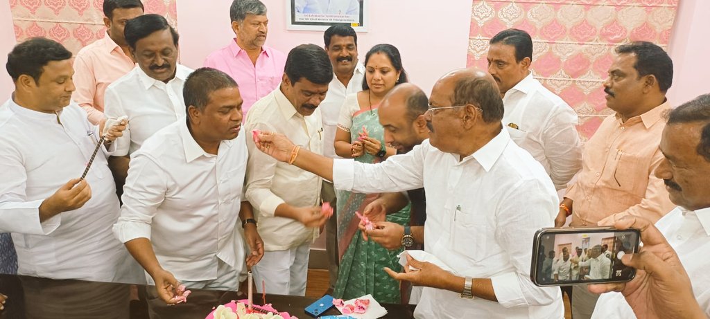 Naveendhp's tweet photo. ఆర్ముర్ ఎమ్మెల్యే జిల్లా పార్టీ అధ్యక్షులు శ్రీ @jeevanreddytrs గారికి,బోధన్ ఎమ్మెల్యే శ్రీ షకీల్ గారికి జన్మదిన శుభాకాంక్షలు తెలియజేసిన గౌరవ. ఆర్టీసీ చైర్మన్ శ్రీ @Govardhan_MLA గారు. https://t.co/tQiSmhaJbF