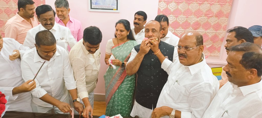 Naveendhp's tweet photo. ఆర్ముర్ ఎమ్మెల్యే జిల్లా పార్టీ అధ్యక్షులు శ్రీ @jeevanreddytrs గారికి,బోధన్ ఎమ్మెల్యే శ్రీ షకీల్ గారికి జన్మదిన శుభాకాంక్షలు తెలియజేసిన గౌరవ. ఆర్టీసీ చైర్మన్ శ్రీ @Govardhan_MLA గారు. https://t.co/tQiSmhaJbF