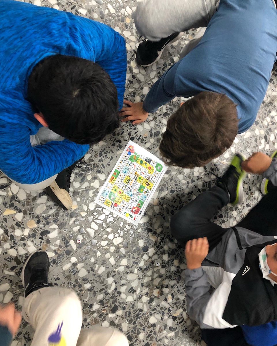 Enpetrol2016's tweet photo. Hoy a pesar de la lluvia los alumnos han podido realizar ejercicio físico a través de la Oca de E. Física. 🏃🏾‍♂️🏃🏽‍♀️

#megustamicole 
#proyectoescolarsaludable 
#inmaculadaenpetrol https://t.co/3NLKqrQBFm