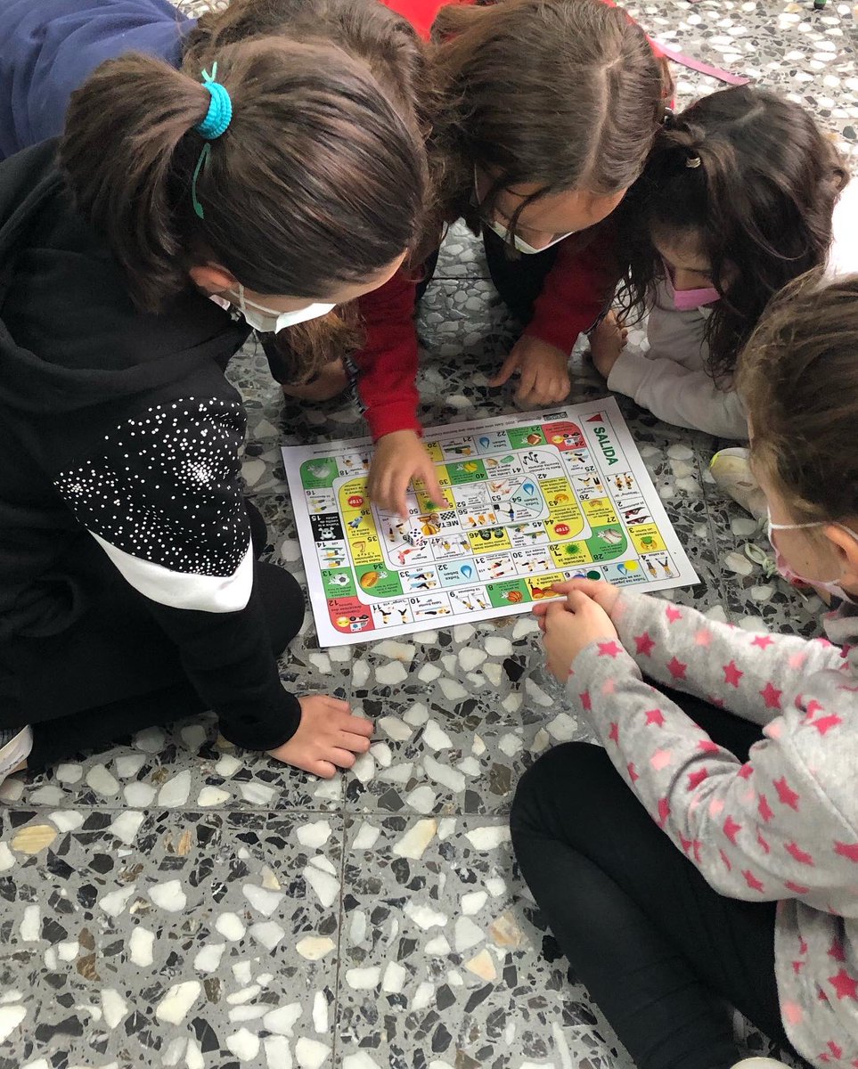 Enpetrol2016's tweet photo. Hoy a pesar de la lluvia los alumnos han podido realizar ejercicio físico a través de la Oca de E. Física. 🏃🏾‍♂️🏃🏽‍♀️

#megustamicole 
#proyectoescolarsaludable 
#inmaculadaenpetrol https://t.co/3NLKqrQBFm