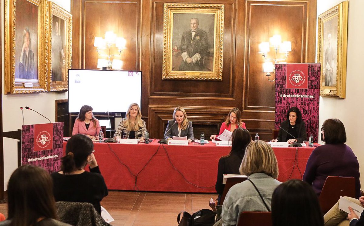 Arrenca la setmana amb la #RodaPremsa 🎦 amb motiu del #DiaDeLaDona2022. Intervenen la vicedegana, <a href="/SusanaFD75/">Susana Ferrer</a>; la tresorera i responsable de l'Àrea d'Igualtat, <a href="/ypavialalauze/">Yvonne Pavia</a>; les dip. <a href="/nuria_flaquer/">Núria Flaquer</a> i <a href="/hi_valenzuela/">Carmen Valenzuela</a> i la pres. <a href="/CDonesAdvocades/">Com Dones Advocades</a>, <a href="/OlgaArderiu/">Olga Arderiu</a>. #DretsDeLesDones