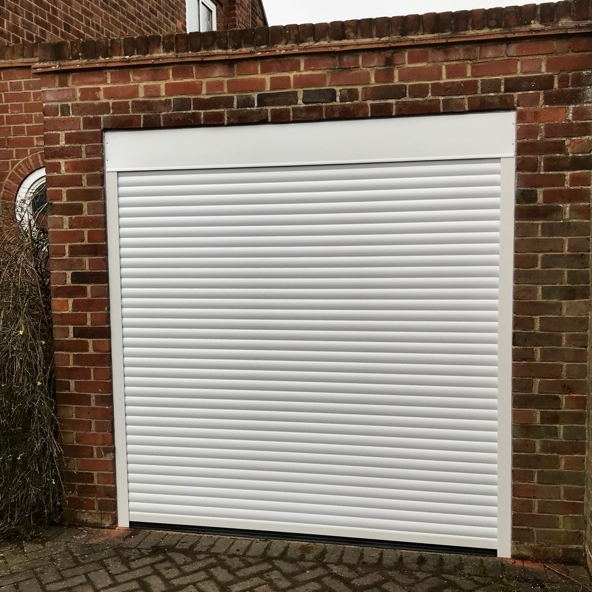 AceHerts's tweet photo. Our Ace team installed this @Novoferm_uk compact roller door for our client in #Welwyn

Fully automated, they have double walled aluminium laths filled with (CFC free) insulating foam- plus they look great! 
#WeAcedIt #elevenseshour #GarageDoors #HomeSweetHome https://t.co/Hj89DAP1Nx