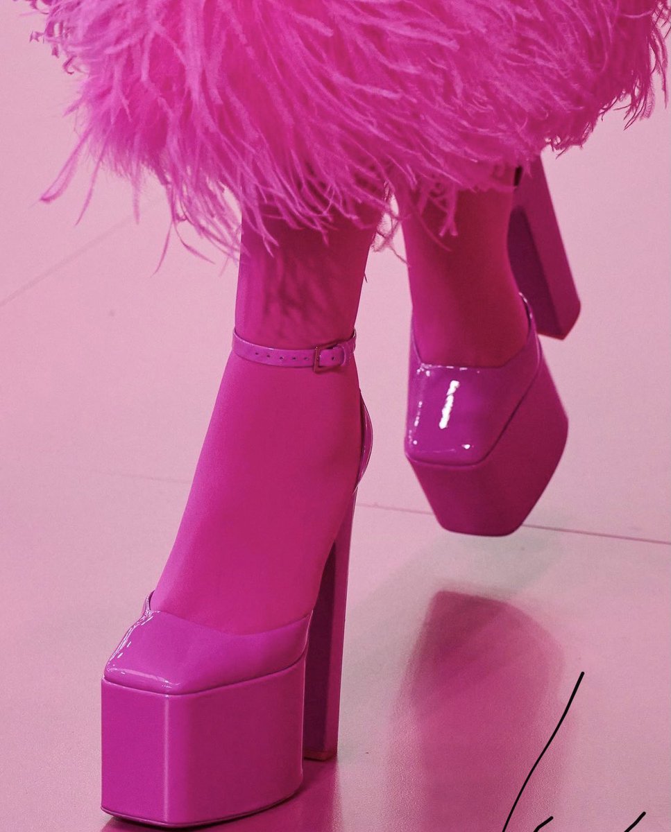 halzee_'s tweet image. Valentino fall 2022