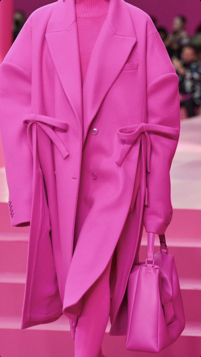 halzee_'s tweet image. Valentino fall 2022