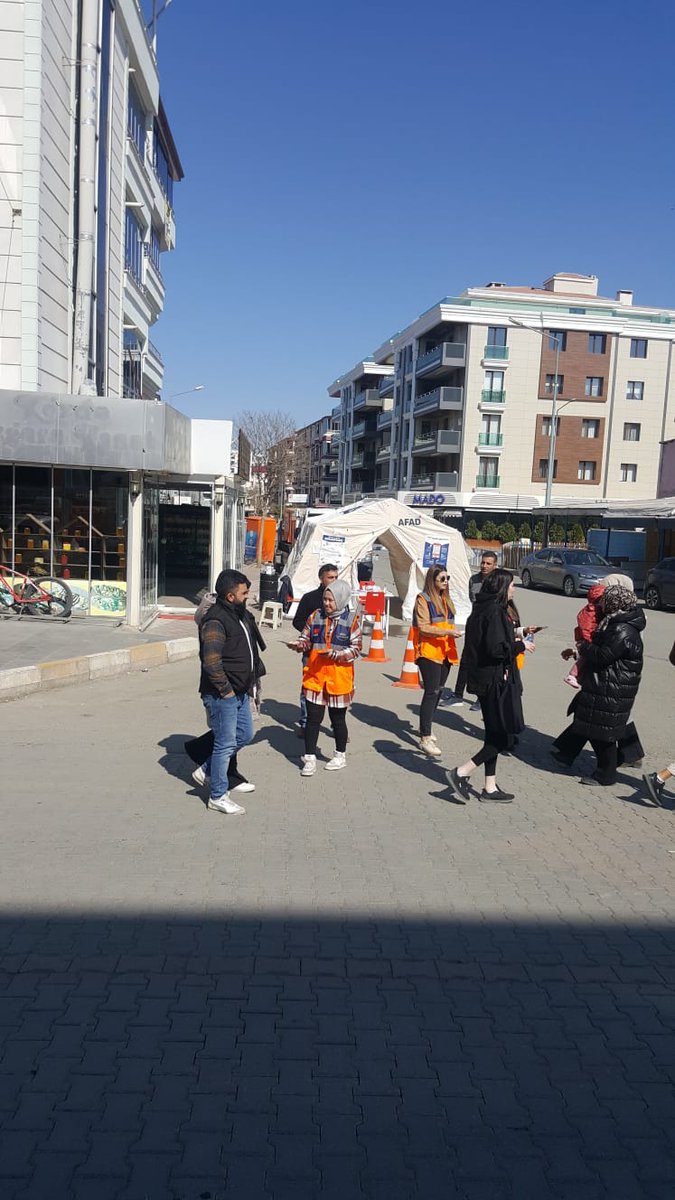 AFADIgdir's tweet photo. Iğdır İl Afet ve Acil Durum Müdürlüğü olarak 01-07 MART Deprem Haftası dolayısıyla Halkı Bilinçlendirmek ve farkındalık yaratmak amacıyola Iğdır Vali Yolu Mado kavşağında Deprem Çadırı kurularak Afad Gönüllülerimiz ile birlikte Halka bilgilendirme amaçlı broşür dağıtıldı. https://t.co/JeSpNO9D1S