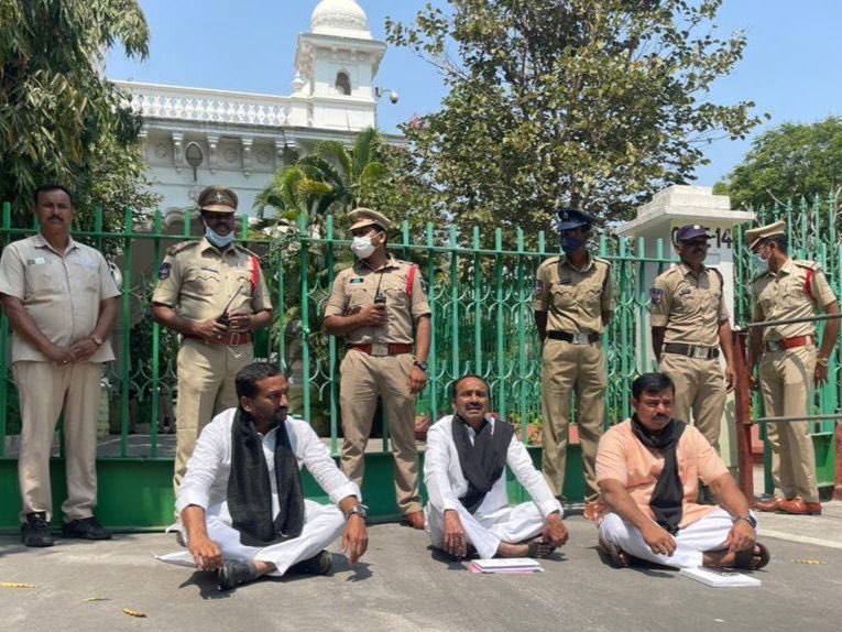 kishanreddybjp's tweet photo. KCR is on a mission mode to trample democratic rights &amp; ideals.

Suspension of our 3 @BJP4Telangana MLAs for tirelessly fighting to defend our constitutional values in Telangana &amp; for questioning the abandonment of the customary Governor’s address, is strongly condemned! https://t.co/bEnhrmg0ik