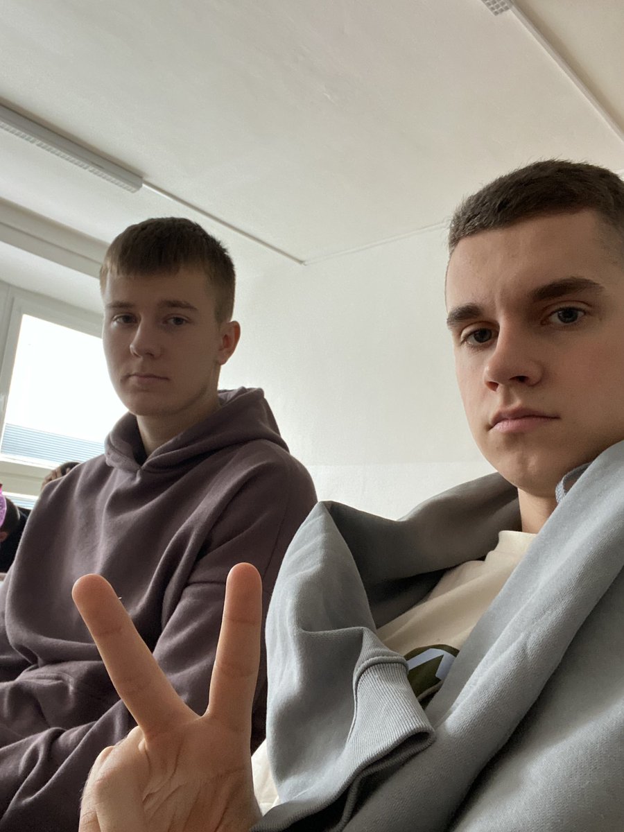 21klinko's tweet photo. Dnes sa zaciname ucit na maturitu, držte palce 😇 https://t.co/VMBhPHdUbj