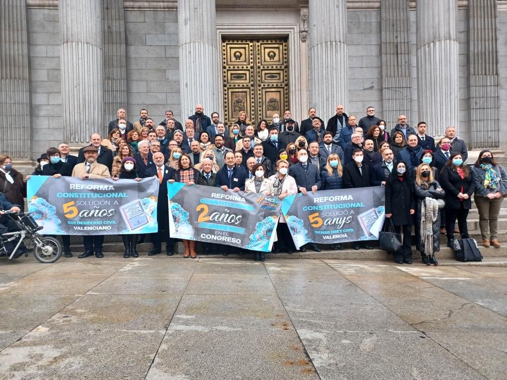 AVAPOL's tweet photo. Desde #AVAPOL nos sumamos a la iniciativa de @AJV_VAL reivindicando el Dret Civil Valencià en las puertas del @Congreso_Es y junto a los representantes de la sociedad civil valenciana. #dretcivilvalencià https://t.co/M1RKiXPXMg
