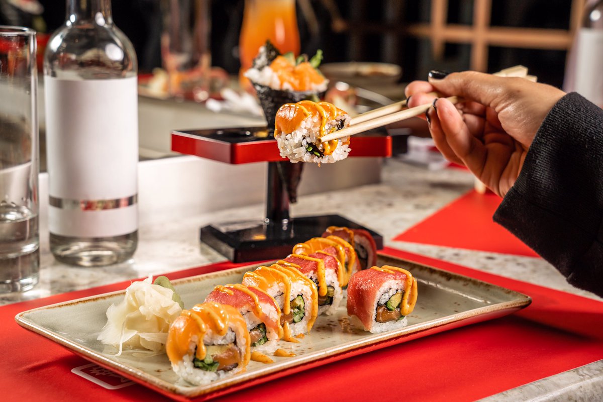 #TokyoRoll
For the real Sushi lovers out there !
Enjoy the perfect combination of flavors all in our Tokyo Roll 🇯🇵🥢
لكل عشاق السوشي، استمتعوا بمزيج مثالي من النكهات المثالية مجتمعة في الطوكيو رول 🇯🇵🥢