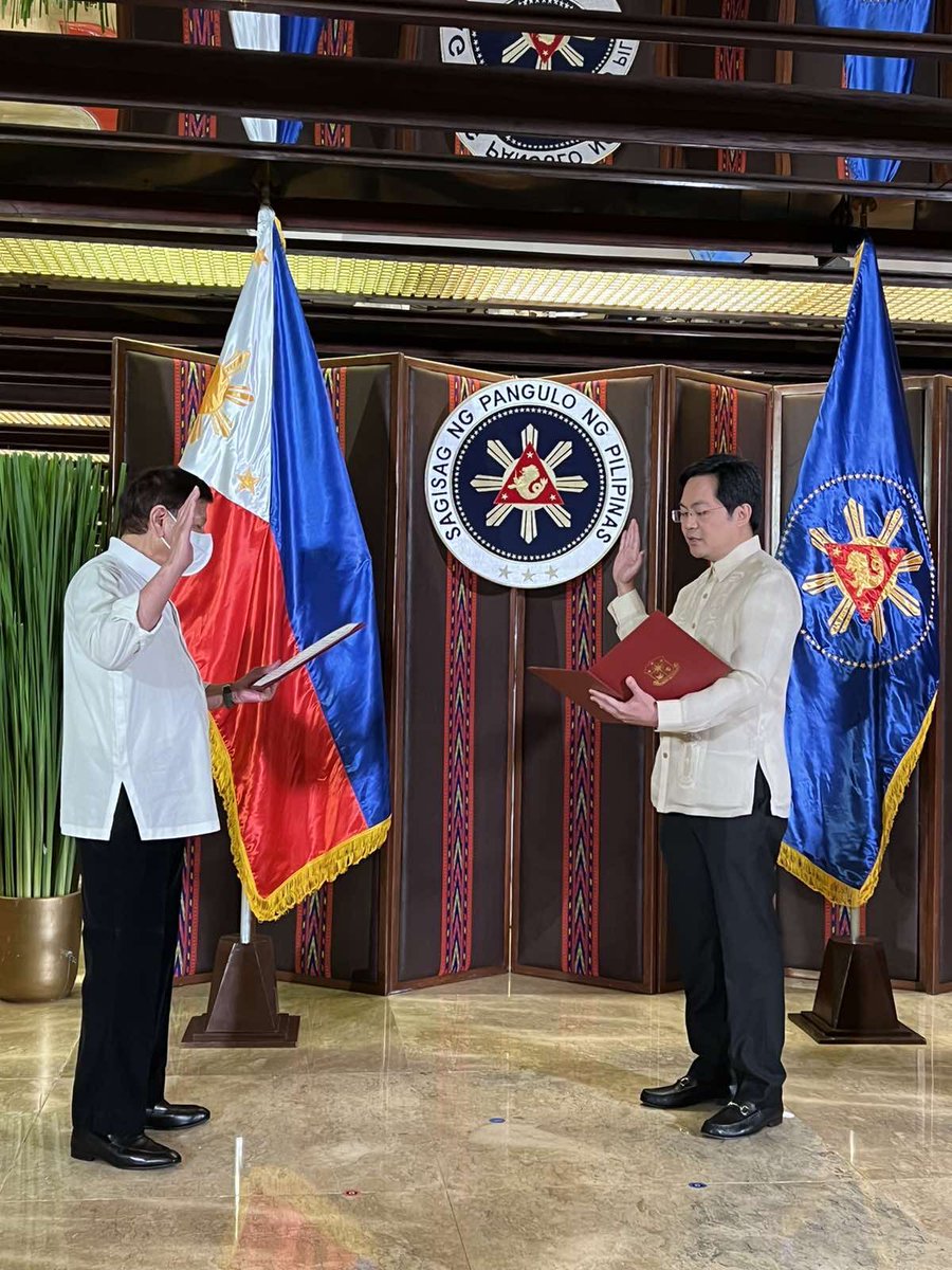 JUST IN: President Rodrigo Duterte appoints Cabinet Secretary and Acting Spokesperson Karlo Nograles as the new Chairman of the Civil Service Commission. His term will end on February 2, 2029 @cnnphilippines 

📸: Office of the Presidential Spokesperson
