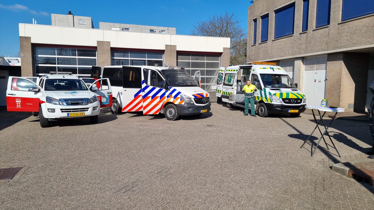 DA_Velsen's tweet photo. Een spontaan idee ontstond bij de politie IJmond voor een opendag bij het politiebureau in Beverwijk. Geld in te zamelen voor Oekraïne Steeds meer hulpverleners komen om deze actie te ondersteunen.  U komt toch ook,.? https://t.co/TAFunuGl5g