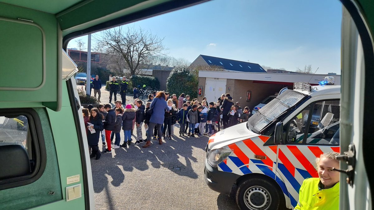 DA_Velsen's tweet photo. Een spontaan idee ontstond bij de politie IJmond voor een opendag bij het politiebureau in Beverwijk. Geld in te zamelen voor Oekraïne Steeds meer hulpverleners komen om deze actie te ondersteunen.  U komt toch ook,.? https://t.co/TAFunuGl5g