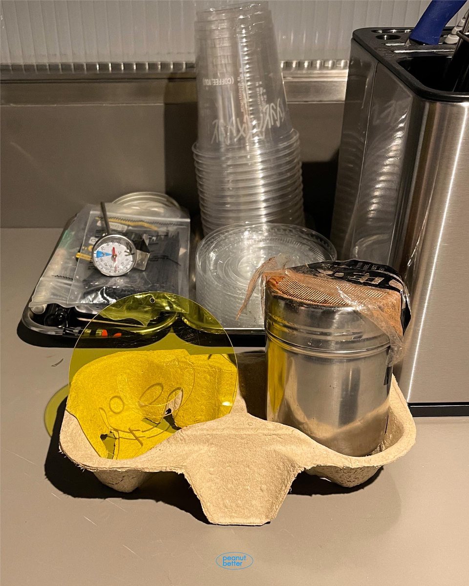 แอบไปวุ่นวายหลังบาร์ XXXYYY จนได้ Hot White ที่โรยผงช็อคโกแลตเป็นรูป Peanut Better Smiley มาหนึ่งแก้ว มีใครอยากได้แบบแก้วนี้บ้าง?

เมนูนี้สั่งได้ ดื่มได้จริงนะคะ (😊,☕️)

#peanutbetter_iseefaces