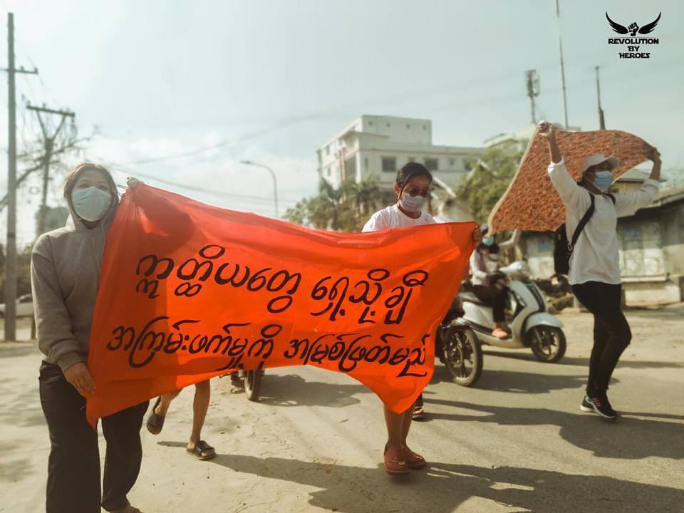 MTPHmue's tweet photo. Guerrilla protest by women of Mandalay was seen on the main roads in opposition of Genocidal Dictatorship. #MassacreInMyanmarByJunta #2022Mar7Coup #WhatsHappeningInMyanmar https://t.co/WeLYLWjxQU
