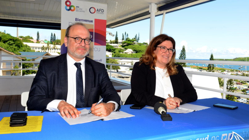 Outremers360 (@outremers360) on Twitter photo #NouvelleCalédonie : Signature d’un accord-cadre entre la province Sud et l’<a href="/AFD_France/">Agence Française de #Développement (AFD) 🇫🇷 🇪🇺</a> pour maintenir un niveau d'investissement fort
➡️bit.ly/36WTkPh #NouvelleCalédonie : Signature d’un accord-cadre entre la province Sud et l’<a href="/AFD_France/">Agence Française de #Développement (AFD) 🇫🇷 🇪🇺</a> pour maintenir un niveau d'investissement fort
➡️bit.ly/36WTkPh