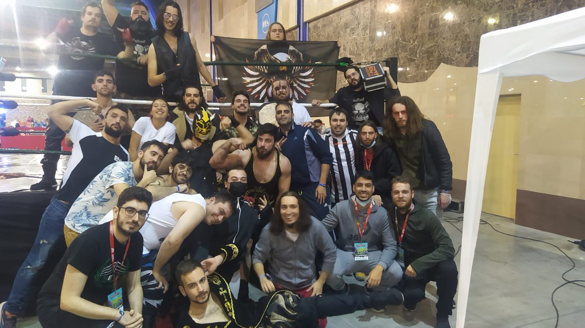 andaluciawrestl's tweet photo. Agradecer a la gran familia de @Freakcon_es  en Málaga por brindarnos la oportunidad de poder disfrutar del cariño y el calor de toda la fanaticada de la costa del sol.
Han sido 4 shows increibles y sorprendentes donde el público no paró de chillar y divertirse.
GRACIAS MALAGA https://t.co/oyvlwKgyam
