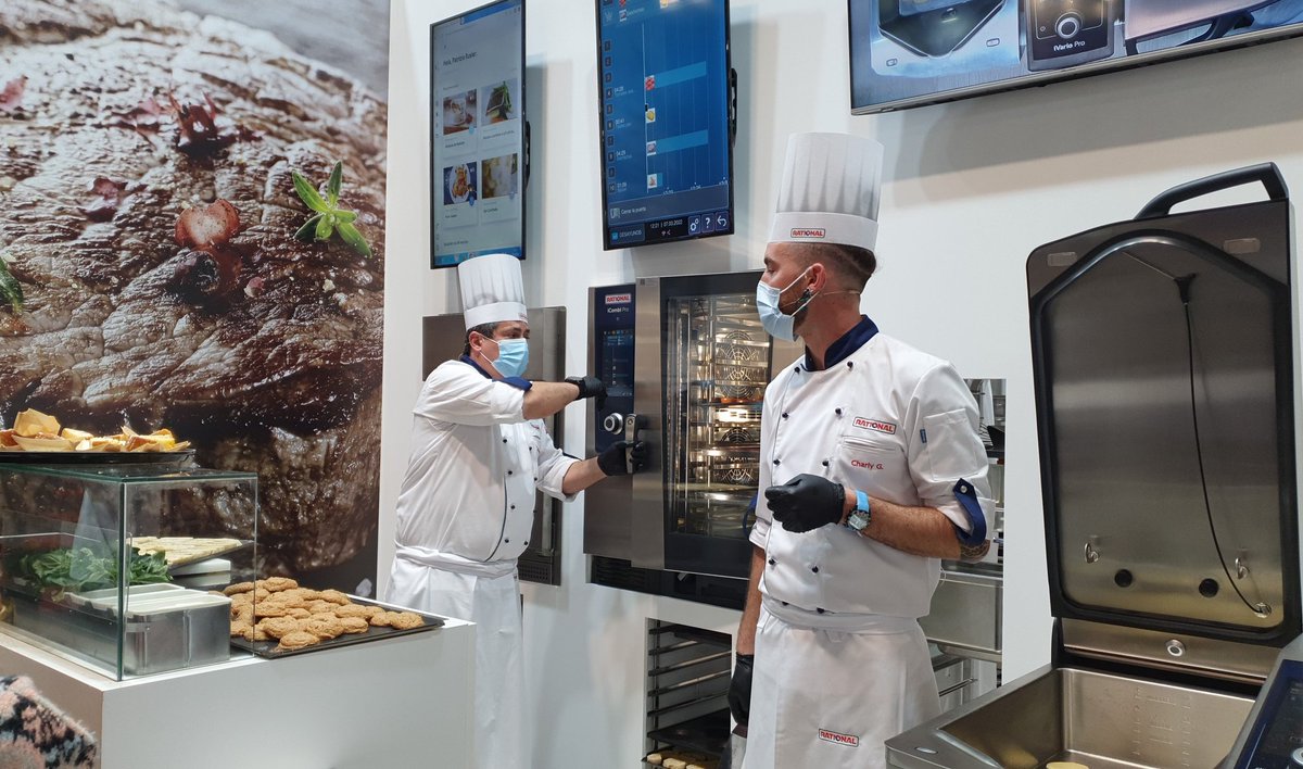 FACYRE's tweet image. Estamos en el stand de @RATIONAL_AG , donde están explicando a los asistentes como funciona su #iCombiPro 

¡Cómo huele! 🤤

🍽#CocinerosDeEspaña / #HIP2022