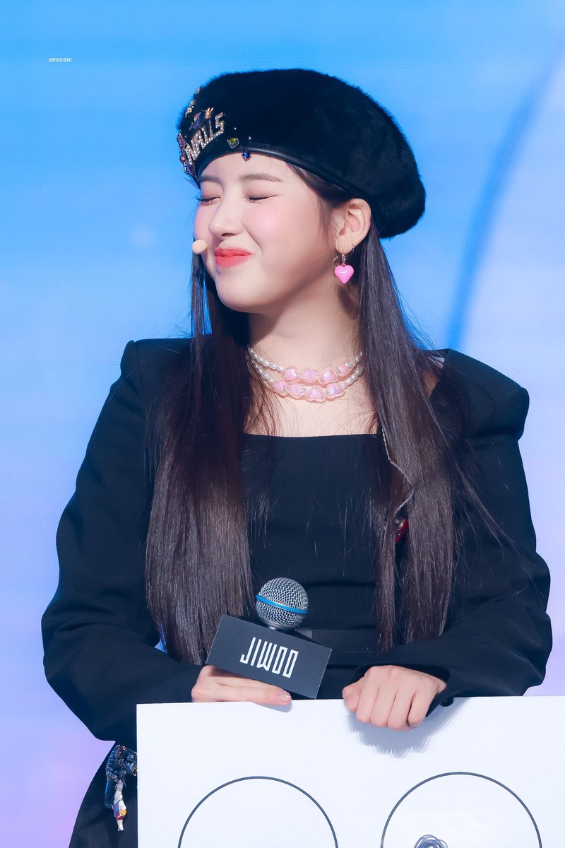 jiwoopics_'s tweet photo. she’s so pretty .. https://t.co/Qxp4LFCjIQ