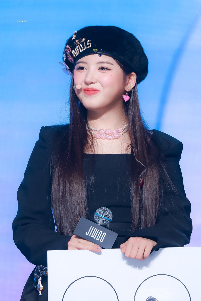 jiwoopics_'s tweet photo. she’s so pretty .. https://t.co/Qxp4LFCjIQ