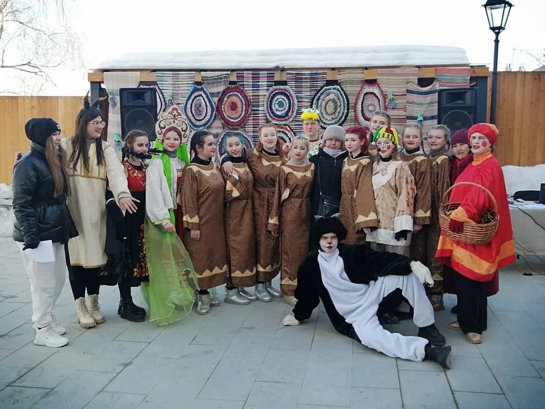 GradKrapivna's tweet photo. Вчера состоялся чудесный масленичный спектакль в сквере Музея Земства.
Спасибо преподавателям и студентам Тульского колледжа культуры и искусств!
Было весело, ярко, красиво!
Отличная постановка о добре! https://t.co/jmprMBqwMi