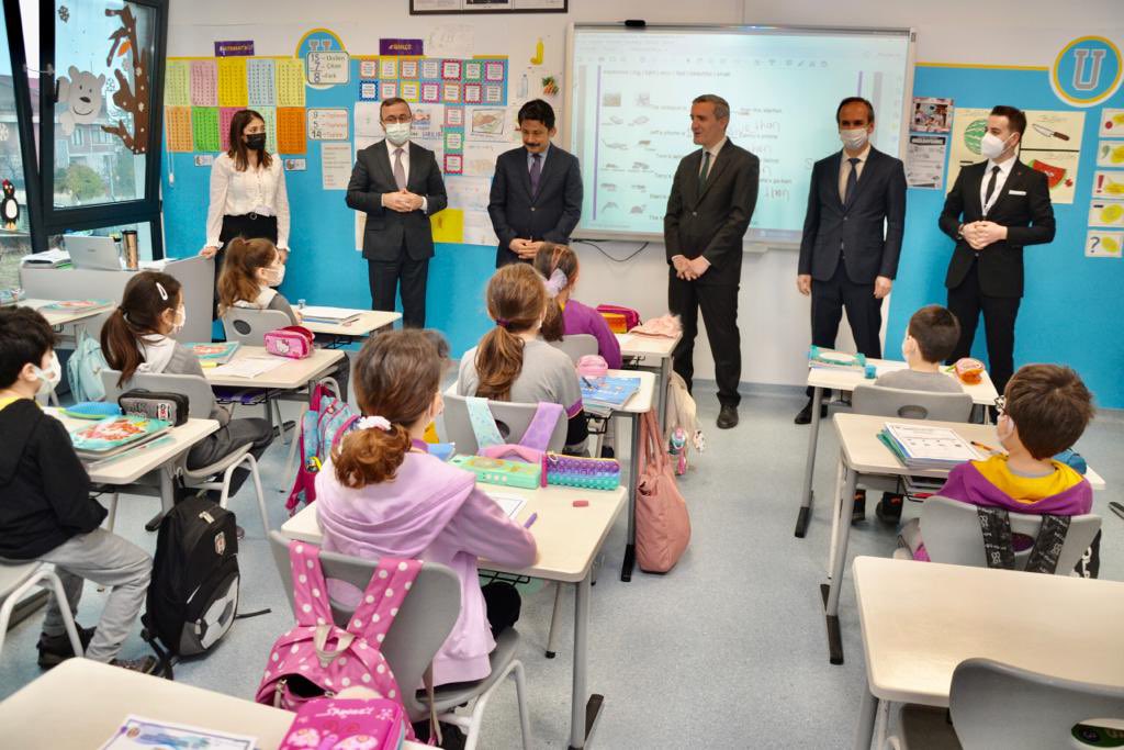 🇹🇷“İstiklâl’den İstikbâl’e” projemiz kapsamında; Kaymakamımız Sayın Murat Sefa DEMİRYÜREK, Belediye Başkanımız Hilmi TÜRKMEN ve İlçe Milli Eğitim Müdürümüz Sinan AYDIN'ın katılımlarıyla bayrak törenimizi Uğur Okulları Çamlıca Kampüsünde gerçekleştirdik.