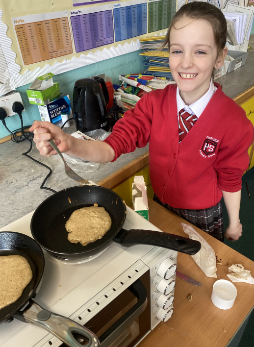 Carolside_PS's tweet photo. P6d had a great time making pancakes and practising how to chop and prepare fruit!🥞 #CPSHWB https://t.co/jnBJI2h0Wo