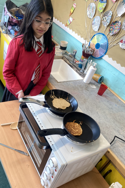 Carolside_PS's tweet photo. P6d had a great time making pancakes and practising how to chop and prepare fruit!🥞 #CPSHWB https://t.co/DwSWUSxDA4
