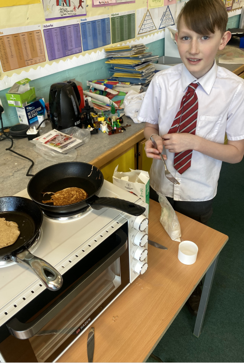 Carolside_PS's tweet photo. P6d had a great time making pancakes and practising how to chop and prepare fruit!🥞 #CPSHWB https://t.co/DwSWUSxDA4
