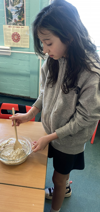 Carolside_PS's tweet photo. P6d had a great time making pancakes and practising how to chop and prepare fruit!🥞 #CPSHWB https://t.co/jnBJI2h0Wo