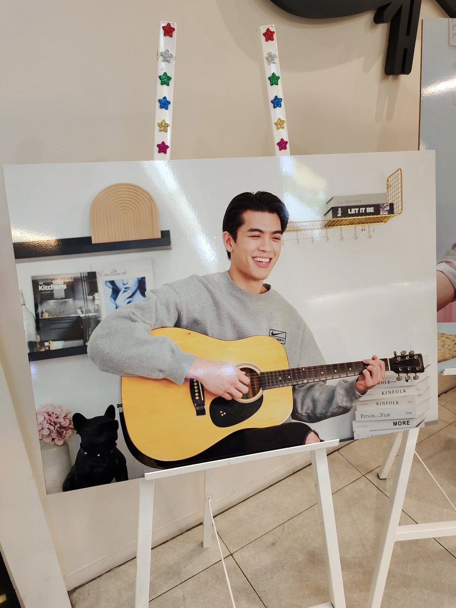 Nott_NanajanG's tweet photo. มาแล้วจ้า พร้อมเสิร์ฟความหล่อ 
สั่งน้ำแล้วอย่าลืมขอของที่ระลึกกันนะ

#Happy26thJossDay
#JossWayar #จอสครับไม่ใช่จอร์ช https://t.co/uGd6eiooMC