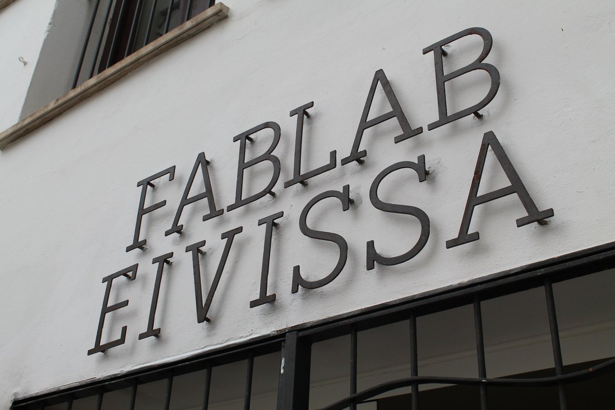 Districte07800's tweet photo. 🥳  Hem inaugurat el nostre FabLab!
Què és un FabLab?
Un #FabLab és un laboratori de fabricació, un espai de producció d’objectes físics a escala personal, reduïda o única, que agrupa màquines controlades per ordinador capaces de fabricar qualsevol objecte.
📸 @kokuradesign https://t.co/EQQC9xa44v