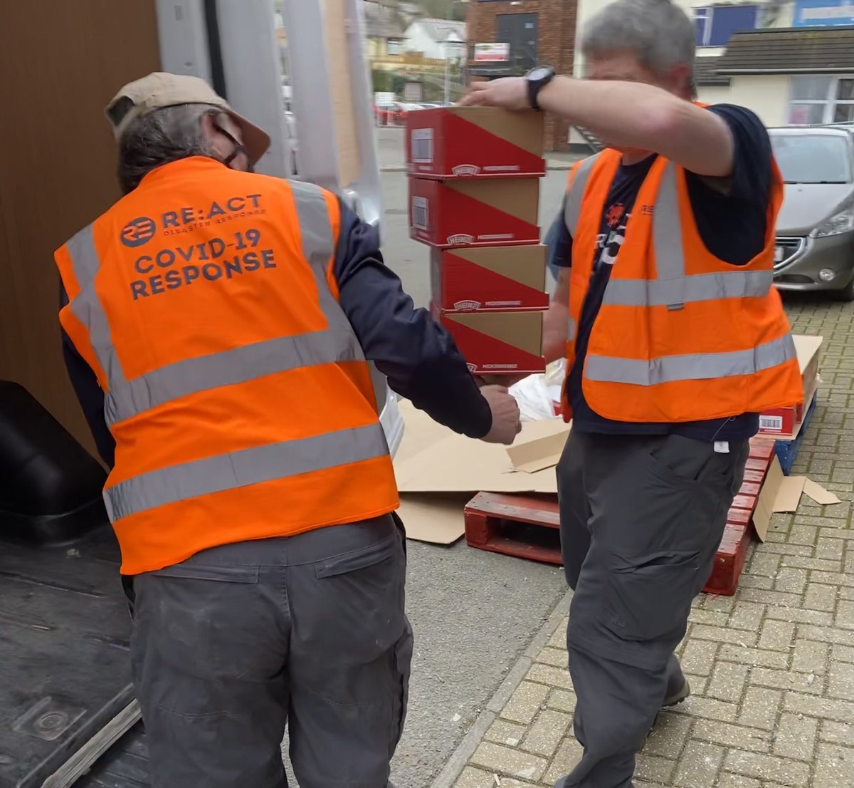 REACT_Volunteer's tweet photo. Delighted to once again be supporting our friends @FareShareSW at their Plymouth distribution hub from today 

@React_Response volunteers Working in collaboration to deliver vital supplies to local communities suffering from #foodpoverty 

#MakingADiffence #charity https://t.co/iyttogEHlU