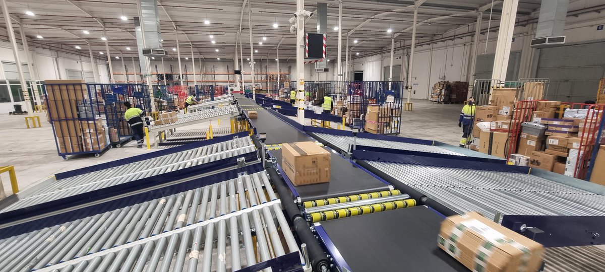 GLS_Spain's tweet photo. Orgullosos de nuestro nuevo #Depot de Granada 📦 
Instalaciones innovadoras con las que logramos ser referentes logísticos:  

✅  Incremento superfície útil +300%
✅  Aumento procesado paquetes +100%

#parcelstopeople #GLSSpain https://t.co/6Xh7GnSfjU