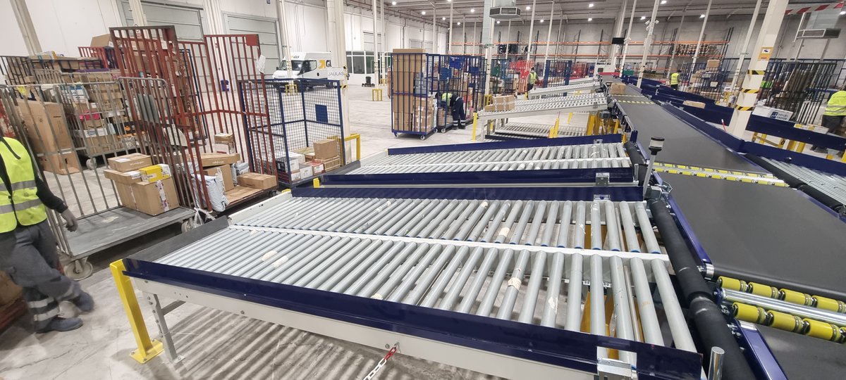 GLS_Spain's tweet photo. Orgullosos de nuestro nuevo #Depot de Granada 📦 
Instalaciones innovadoras con las que logramos ser referentes logísticos:  

✅  Incremento superfície útil +300%
✅  Aumento procesado paquetes +100%

#parcelstopeople #GLSSpain https://t.co/6Xh7GnSfjU
