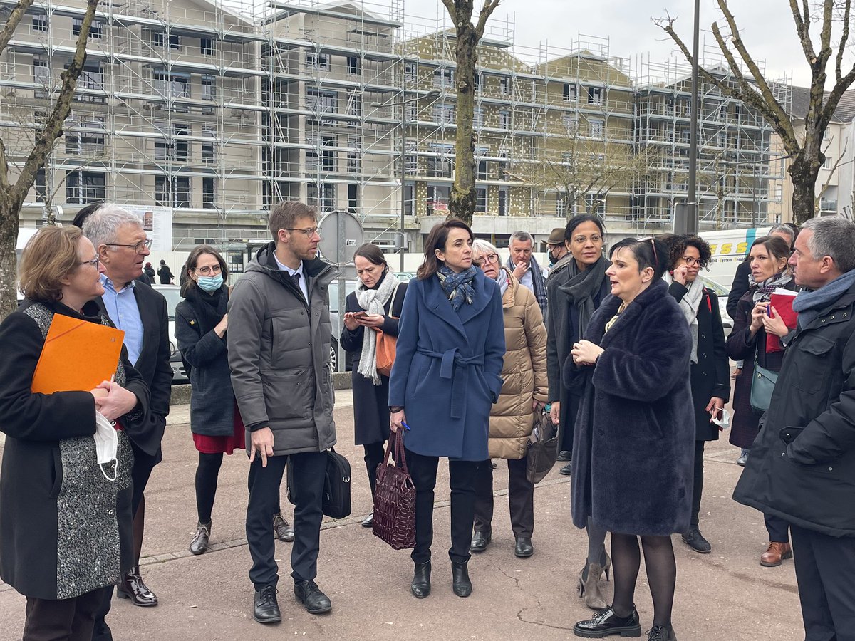 Prefet77's tweet photo. #EgalitéDesChances
Signature de la convention de renouvellement urbain du centre-ville de @villedesavigny aux cotés de @acmialot, Directrice Générale de l’#ANRU.
Plus 12 Millions d'euros investis par l'État pour les 2500 habitants du #QuartierPrioritaire ! https://t.co/FojMGcYDWT