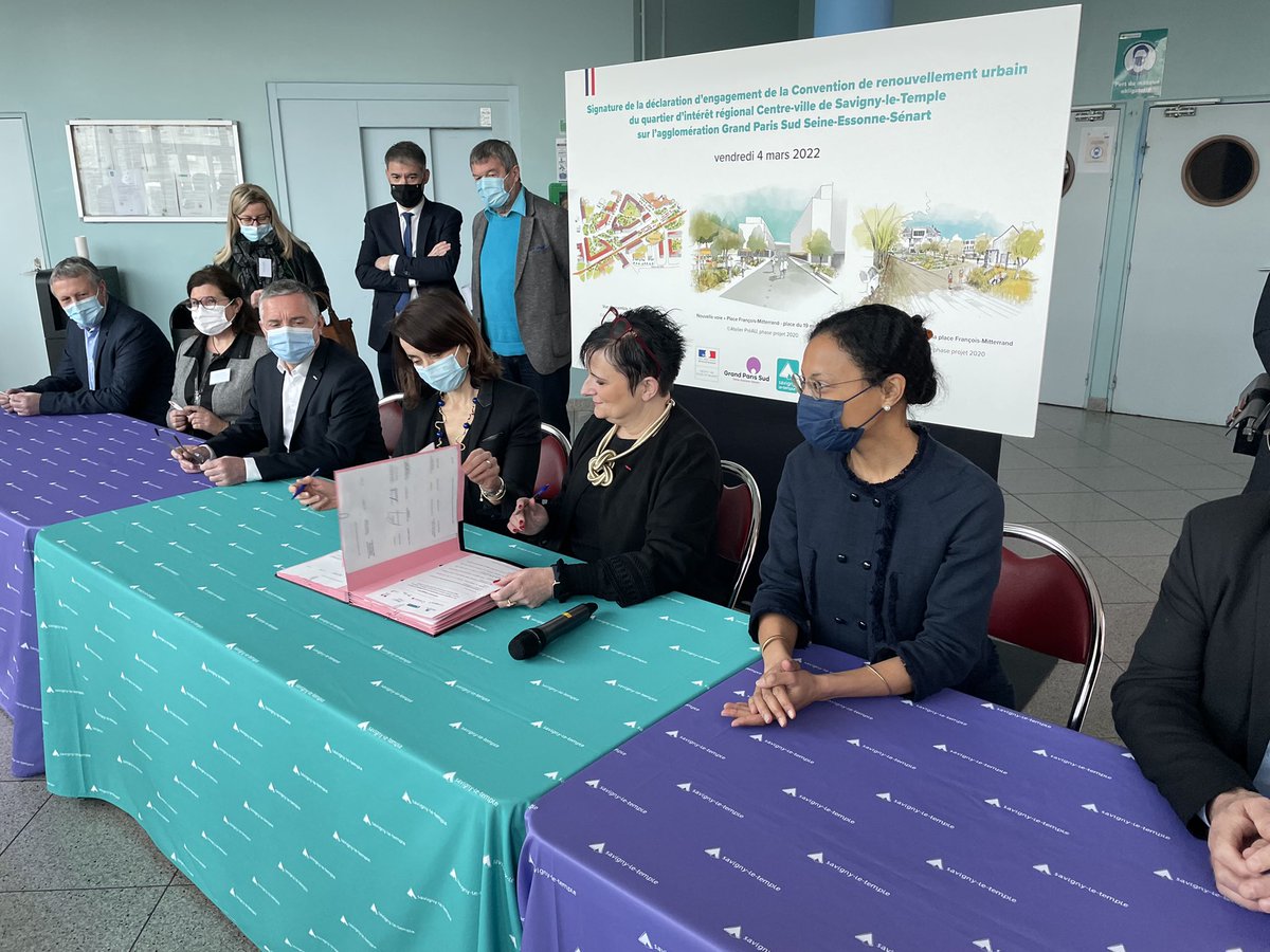 Prefet77's tweet photo. #EgalitéDesChances
Signature de la convention de renouvellement urbain du centre-ville de @villedesavigny aux cotés de @acmialot, Directrice Générale de l’#ANRU.
Plus 12 Millions d'euros investis par l'État pour les 2500 habitants du #QuartierPrioritaire ! https://t.co/FojMGcYDWT