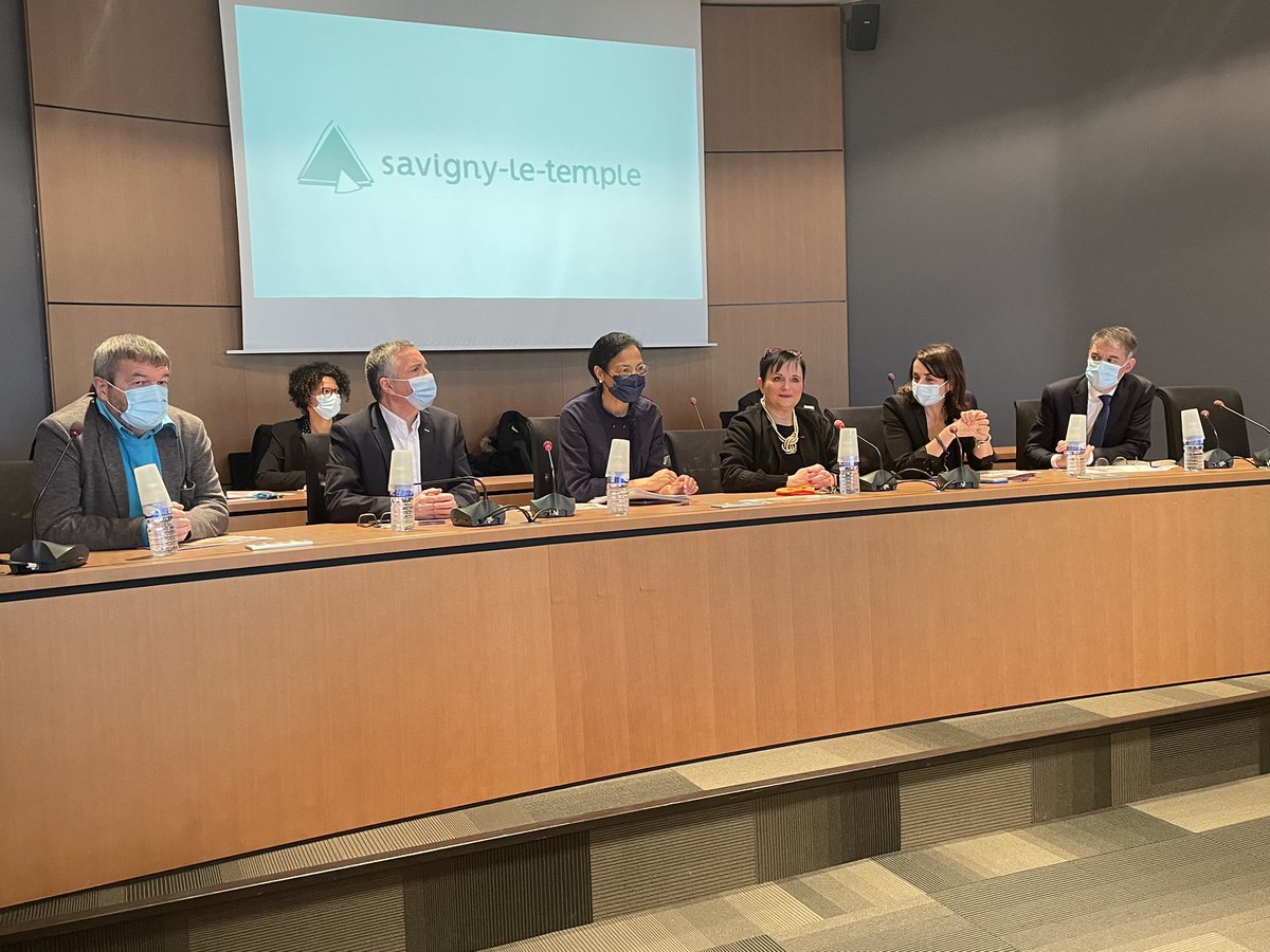 Prefet77's tweet photo. #EgalitéDesChances
Signature de la convention de renouvellement urbain du centre-ville de @villedesavigny aux cotés de @acmialot, Directrice Générale de l’#ANRU.
Plus 12 Millions d'euros investis par l'État pour les 2500 habitants du #QuartierPrioritaire ! https://t.co/FojMGcYDWT