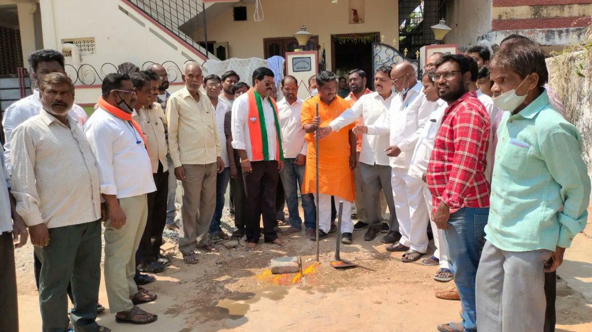 TeamRK_BJP's tweet photo. Under the BJP Basti Baata, inaugurated CC road works at Ram Nagar, Picket in Ward No.4 along with senior leaders. Assured that drinking water pipeline would be laid soon.
#RKWithBJP #RKWithSCB #BJPForSCB #SCBWithBJP https://t.co/oROaliFnWB