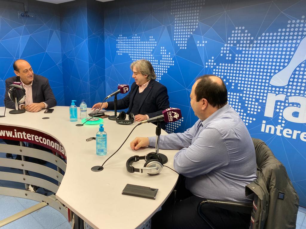 IntercafeRadio's tweet photo. 🎙#PODCAST Hoy #7M con:
▶️@MIllueca, director del Instituto Valenciano de Finanzas #IVF y pte de #SGR
▶️@VicenteMontaez, concejal en el @AjuntamentVLC 
▶️@tonimillag, pte #ACEAL e #InmobiliariaAbril
▶️Fernando Martínez, economista.
#Tempsderadio📻https://t.co/VJZLDmc5pQ https://t.co/3cwxvL6fbQ