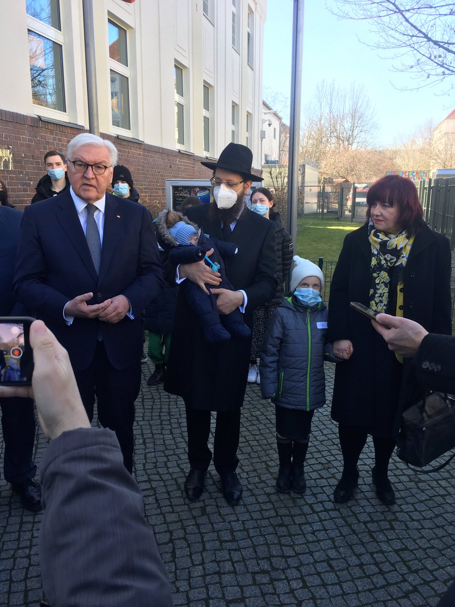 Der Bundespräsident besuchte am Montag in Berlin jüdische Kinder, die aus Odessa evakuiert wurden. Die mehr als 100 Mädchen und Jungen, darunter auch ein Baby, werden im jüdischen Bildungszentrum <a href="/JewishBerlin/">Jüdische Gemeinde Chabad Berlin</a> <a href="/chabadberlin/">Yehuda Teichtal</a> versorgt. Mehr dazu bei <a href="/epdOst/">epd Ost</a>