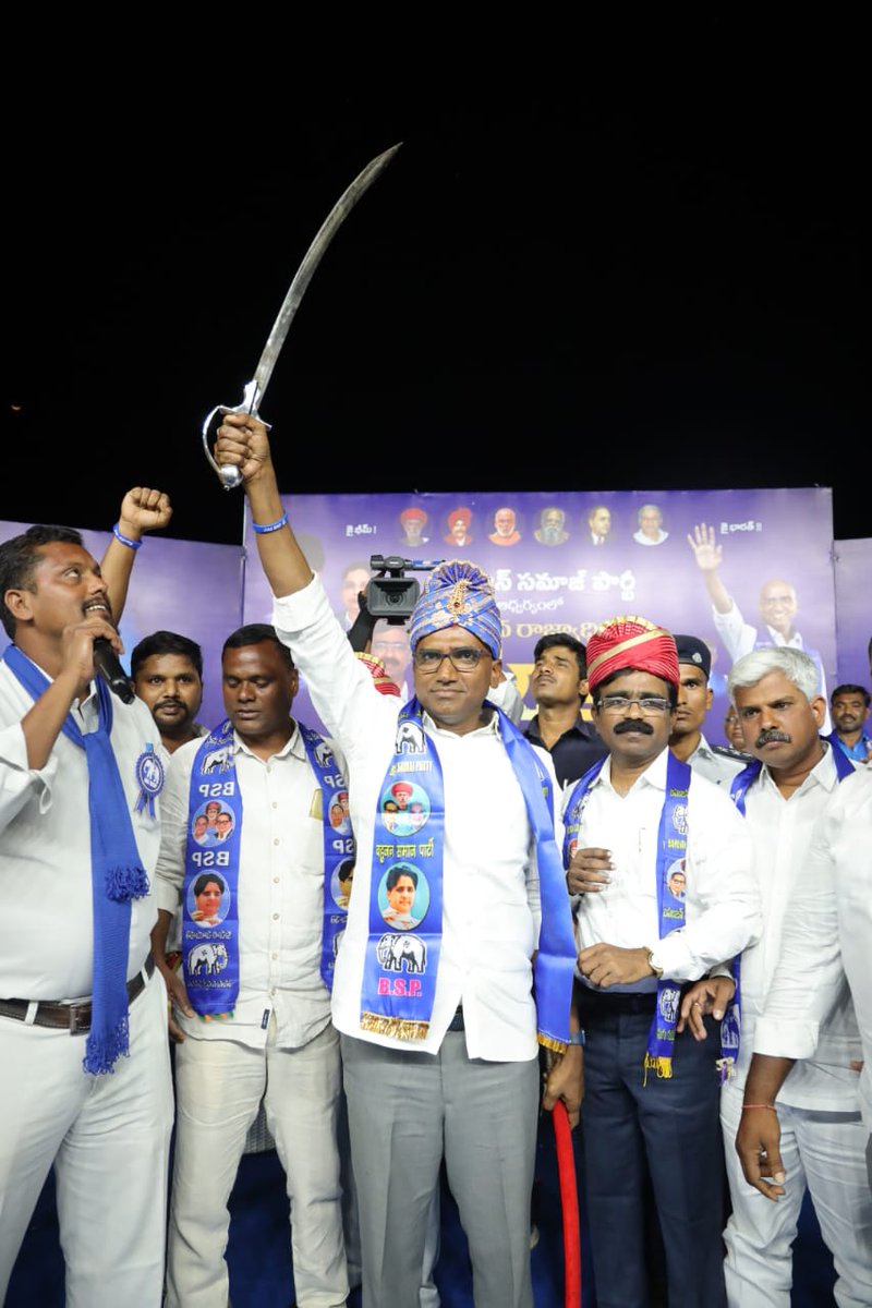 bsp_ts's tweet photo. Glimpse of yesterday's meeting,the beginning of Bahujana Raajyadhikara Yaatra. #BahujanaYatra #RSP #BSPForChange 🐘 #Behenji https://t.co/8g3S2XiWZY