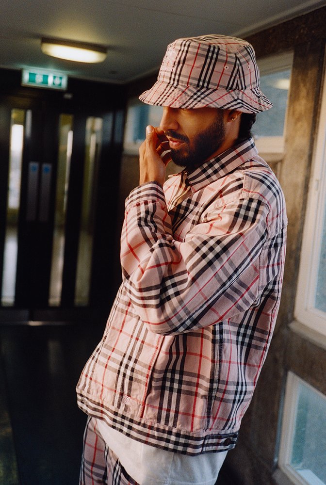 viewsfrance's tweet photo. Supreme et Burberry présentent leur première collaboration ! https://t.co/CWylf3fD1M