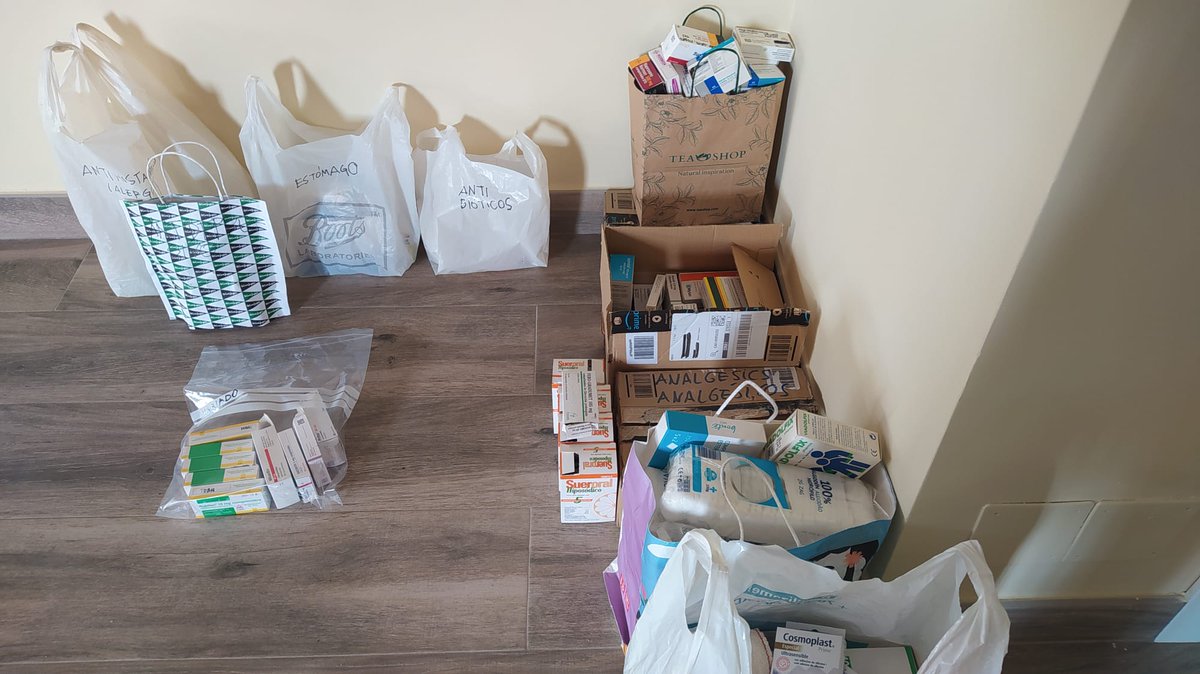 Ya vamos organizando todo lo que nos habéis traído este primer día: medicinas, alimentos, mantas, higiene... Gracias por vuestra solidaridad! #SomosItaca #StopWarInUkraine