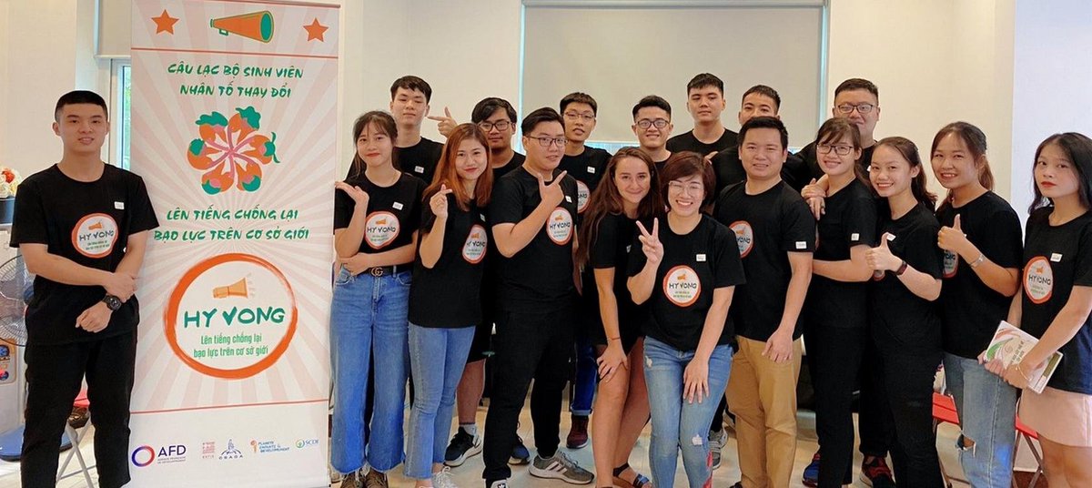 AFD_France's tweet photo. Au #Vietnam, BATIK a lancé le projet Hy Vong ("Espoir"), avec @PlaneteEED @ScdiVietnam #CSAGA. L'obj: lutter contre les #ViolencesFaitesAuxFemmes, via la prise en charge des victimes, la sensibilisation & formation➡️https://t.co/JaJ6FsV6um #JournéeInternationaleDesDroitsDesFemmes https://t.co/qgXlk7Yv7K