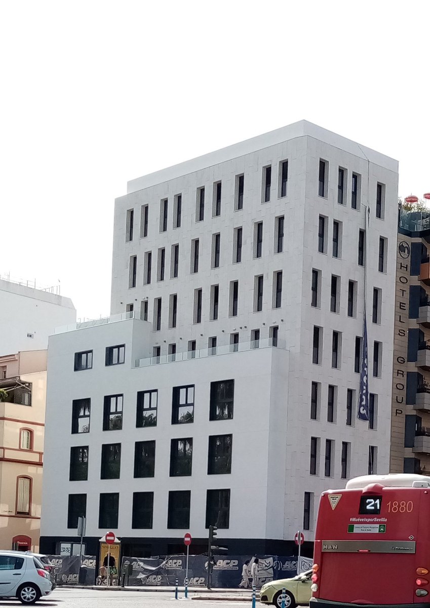 Jujonomi87's tweet photo. Tengo a mucho arquitecto local en contra, pero es que la Sevilla dominó que se está haciendo no hay por donde cogerla. ¿Quién impone esos criterios hoy día? https://t.co/DVHoCHxgDA