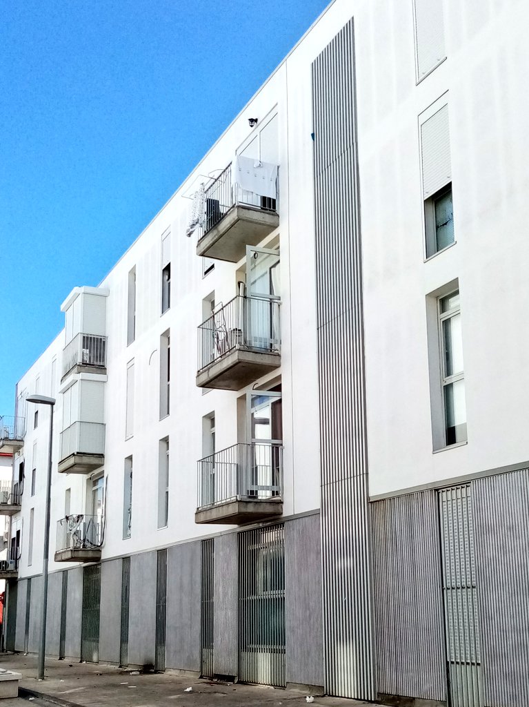 Jujonomi87's tweet photo. Tengo a mucho arquitecto local en contra, pero es que la Sevilla dominó que se está haciendo no hay por donde cogerla. ¿Quién impone esos criterios hoy día? https://t.co/DVHoCHxgDA
