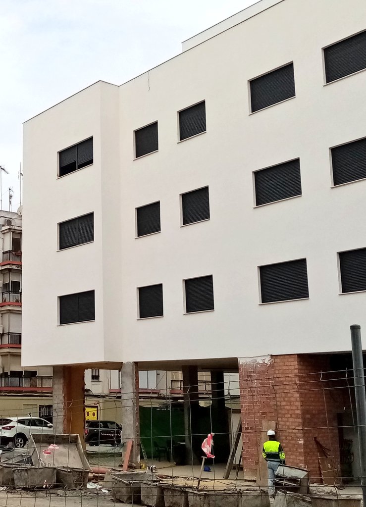 Jujonomi87's tweet photo. Tengo a mucho arquitecto local en contra, pero es que la Sevilla dominó que se está haciendo no hay por donde cogerla. ¿Quién impone esos criterios hoy día? https://t.co/DVHoCHxgDA