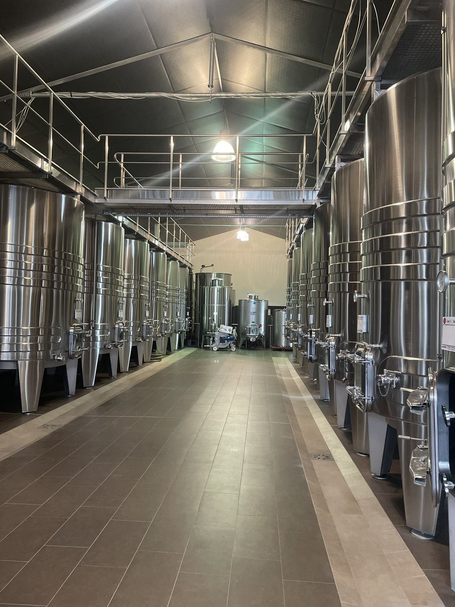 SasPrevin's tweet photo. Semaine bordelaise acte II : direction Lalande Pomerol &amp; Montagne Saint Emilion. Le château Haut Goujon à cheval sur les deux appellation. La famille Garde propose des vins de grande qualité depuis près de 4 générations. Mickael vous reçoit avec sourire et passion. https://t.co/HMW4UpdQOv